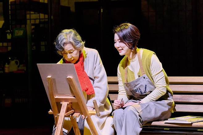 연극 ‘노인의 꿈’에서 춘애(손숙·왼쪽)가 자화상 그리는 것을 가르쳐주는 봄희(이일화).           수컴퍼니 제공