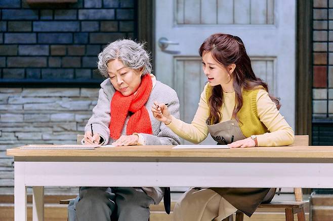 연극 ‘노인의 꿈’에서 춘애(김용림·왼쪽)가 그림 그리는 것을 가르쳐주는 봄희(신은정).           수컴퍼니 제공