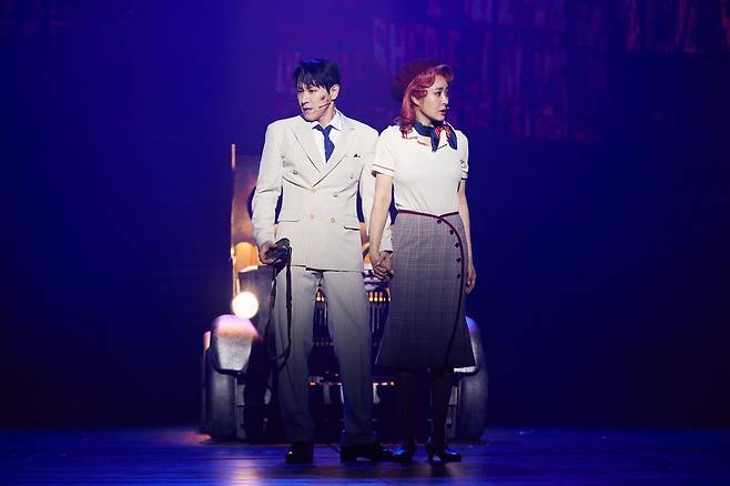 뮤지컬 ‘보니 앤 클라이드’에서 보니(옥주현·오른쪽)와 클라이드(조형균)는 경찰이 포위망을 좁혀오지만 끝까지 함께 한다.  쇼노트 제공