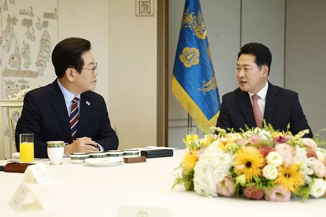 이재명 대통령이 지난해 9월 8일 서울 용산 대통령실 청사에서 열린 여야 지도부 오찬 회동에서 장동혁 국민의힘 대표 발언을 듣고 있다. 뉴시스