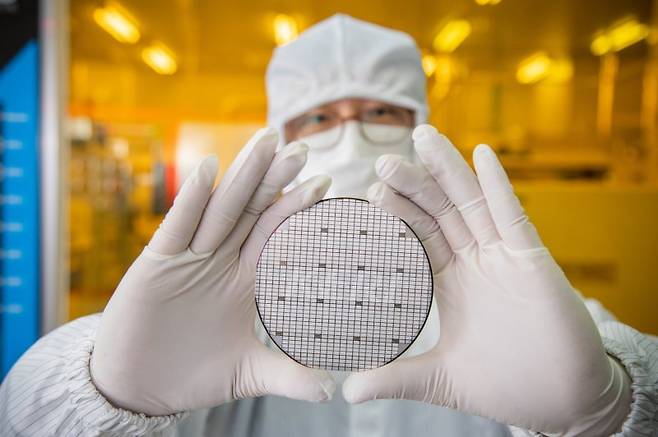 영국 행동주의 투자자 팰리서 캐피털이 일본 양변기 업체 토토에 반도체 생산 핵심 소재인 세라믹 부문을 강화할 것을 촉구했다. 사진은 한국전기연구원이 2021년 4월 개발한 SiC 전력반도체 제조용 웨이퍼. 뉴시스