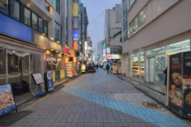 지난 13일 서울 종로구 일명 '먹자 골목', 금요일 저녁임에도 한산한 모습을 보이고 있다. 사진=한승곤 기자
