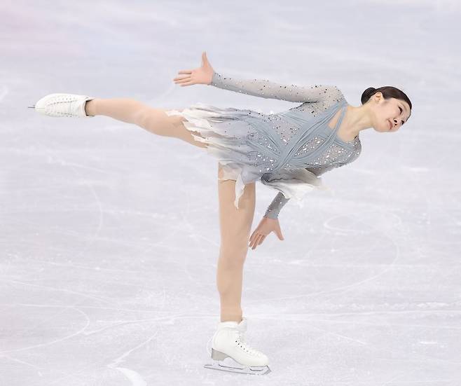 17일(현지시간) 이탈리아 밀라노 아이스스케이팅 아레나에서 열린 2026 밀라노ㆍ코르티나담페초 동계올림픽 여자 싱글 쇼트 프로그램에 출전한 신지아가 연기를 펼치고 있다. 연합뉴스