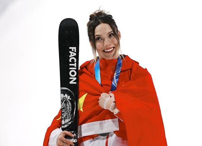 중국의 구아이링(에일린 구)이 17일(한국시각) 이탈리아 리비뇨에서 열린 프리스타일 스키 여자 빅에어 결선에서 은메달을 딴 뒤 웃고 있다. 연합뉴스