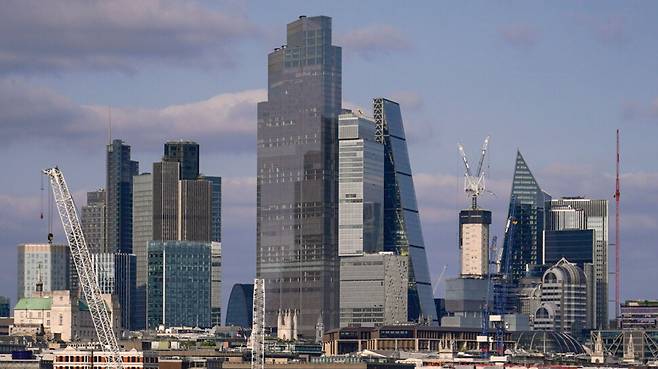 영국 런던의 금융가인 런던시티. 영국 주요 은행 주도로 미국의 비자·마스터 카드의 의존도를 줄이는 영국 독자의 금융 결제망 구축이 시도되고 있다. AP 연합뉴스