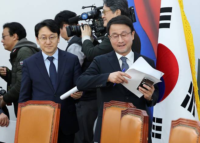 더불어민주당 한병도 원내대표(오른쪽)와 천준호 원내운영수석부대표가 18일 국회에서 설 민심 및 향후 과제 관련 기자간담회를 위해 입장하고 있다. 연합뉴스