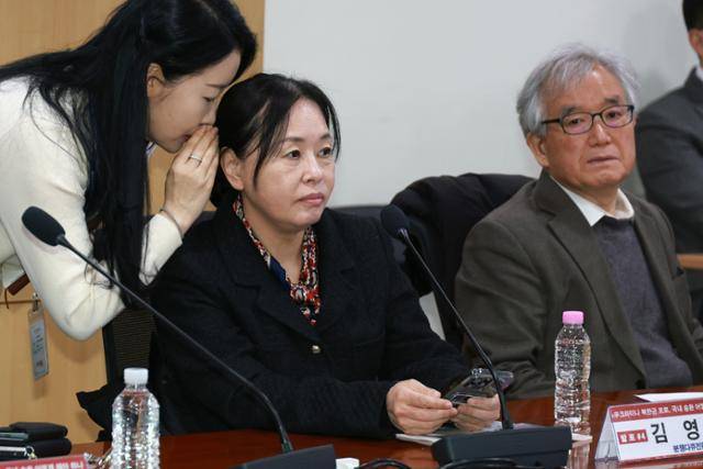 김영미 분쟁다큐전문 PD가 3일 서울 여의도 국회 의원회관에서 열린 '우크라이나 북한군 포로, 국내 송환 어떻게 해야 하나' 정책세미나에 참석해 관계자로부터 안내를 듣고 있다. 뉴시스