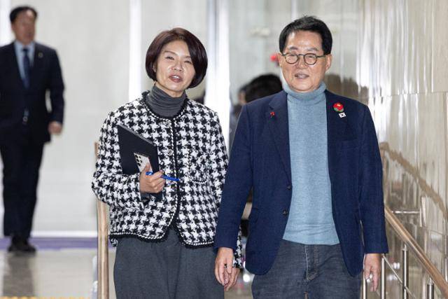 한정애(왼쪽) 더불어민주당 정책위의장과 박지원 의원이 2일 서울 여의도 국회에서 열린 정책의원총회에 참석하고 있다. 뉴스1