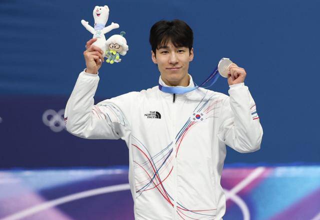황대헌이 15일 이탈리아 밀라노 아이스스케이팅 아레나에서 열린 2026 밀라노·코르티나담페초 동계올림픽 쇼트트랙 남자 1,500m 시상식에서 은메달을 목에 걸고 기뻐하고 있다. 밀라노=연합뉴스