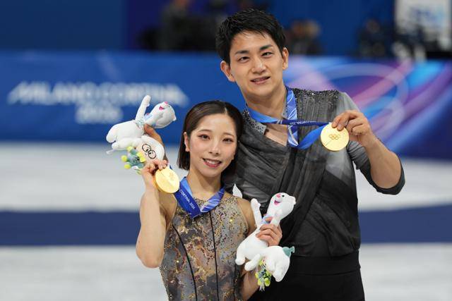 미우라 리쿠(왼쪽)-기하라 류이치조가 17일 이탈리아 밀라노 아이스 스케이팅 아레나에서 열린 피겨스케이팅 페어에서 금메달을 딴 뒤 기념촬영을 하고 있다. 밀라노=AP 연합뉴스