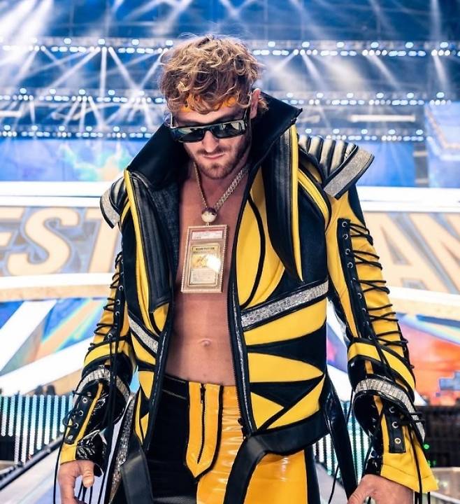 포켓몬 카드를 목에 건 로건 폴. [사진 로건 폴 SNS 갈무리]