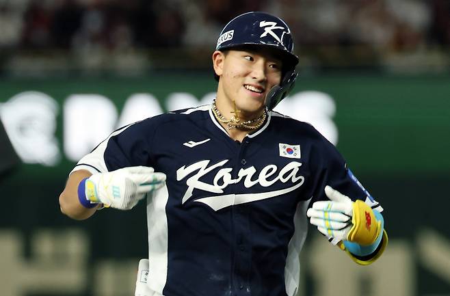 <yonhap photo-3697="">15일 일본 도쿄돔에서 열린 2025 K베이스볼 시리즈 대한민국과 일본의 평가전. 4회초 무사 1루 안현민이 선제 투런홈런을 쏘아올린 뒤 그라운드를 돌고 있다. [사진=연합뉴스]</yonhap>