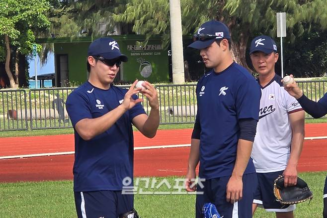 원태인(왼쪽)과 문동주가 지난 1월 대표팀의 사이판 캠프에서 대화하고 있다. 사이판=윤승재 기자