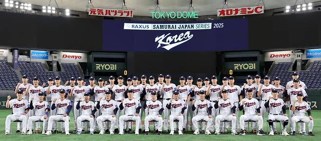 <yonhap photo-4985="">(도쿄=연합뉴스) 이동해 기자 = 한국 야구대표팀이 14일 일본 도쿄돔에서 월드베이스볼클래식(WBC) 대비 한일 평가전을 앞두고 그라운드에서 단체 사진을 찍고 있다. 2025.11.14 eastsea@yna.co.kr/2025-11-14 14:59:16/ <저작권자 ⓒ 1980~2025 ㈜연합뉴스. 무단 전재 재배포 금지, AI 학습 및 활용 금지></yonhap>