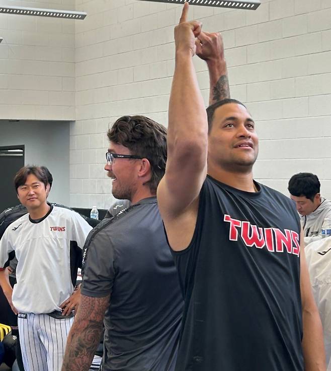 LG 아시아쿼터 선수 웰스(왼쪽)와 외국인 투수 요니 치리노스가 설날을 맞아 가위바위보 게임을 하고 있다. 사진=구단 제공