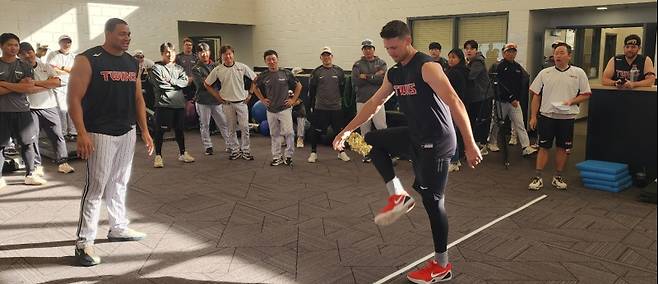 LG 톨허스트가 17일(현지시간) 스프링캠프에서 제기차기를 하고 있다. 사진=구단 제공