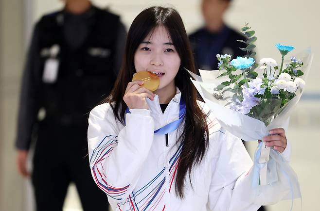 <yonhap photo-4139=""> ‘스노보드 금메달’ 최가온, 귀국 (영종도=연합뉴스) 윤동진 기자 = 2026 밀라노·코르티나 동계올림픽 스노보드 여자 하프파이프에서 금메달을 획득한 최가온이 16일 인천국제공항 2터미널을 통해 귀국하며 포즈를 취하고 있다. 2026.2.16 mon@yna.co.kr/2026-02-16 16:37:40/ <저작권자 ⓒ 1980~2026 ㈜연합뉴스. 무단 전재 재배포 금지, AI 학습 및 활용 금지></yonhap>