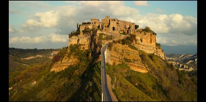 1화 첫 장면에 등장한 이탈리아 중부의 중세도시 치비타 디 반뇨레조. 바위산 위에 마을이 올려진 풍경으로 유명하다. 300m의 다리를 건너야 마을에 들 수 있다. 사진 넷플릭스