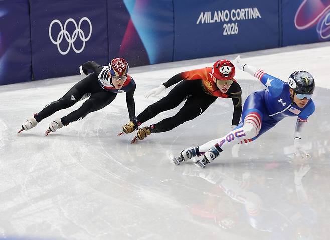 쇼트트랙 남자 500m 예선에서 경쟁을 펼친 세 선수. 임종언, 린샤오쥔, 앤드류 허(왼쪽부터). 연합뉴스