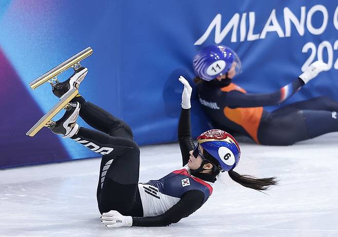 (밀라노=뉴스1) 김성진 기자 = 쇼트트랙 김길리가 14일(현지시간) 이탈리아 밀라노 아이스스케이팅 아레나에서 열린 2026 밀라노·코르티나담페초 동계올림픽 쇼트트랙 여자 1000m 예선에서 조1위로 준준결승에 진출한 후 네덜란드 선수와 충돌하고 있다. 2026.2.15/뉴스1