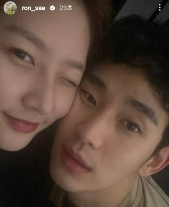 배우 김새론(왼쪽)과 김수현. 고 김새론은 지난 2024년 3월 24일 오전 1시쯤 자신의 인스타그램 스토리에 사진 한 장을 올렸다가 얼마 지나지 않아 삭제했다. 사진 고 김새론 인스타그램 캡처