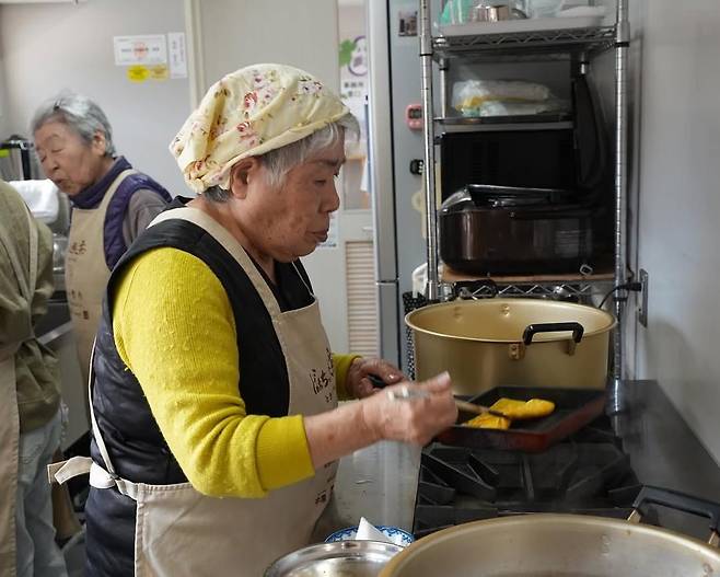 일본 후쿠오카현 우키하시의 할머니 카페에서 일하고 있는 고령 여성들의 모습. 사진 인스타그램 캡처