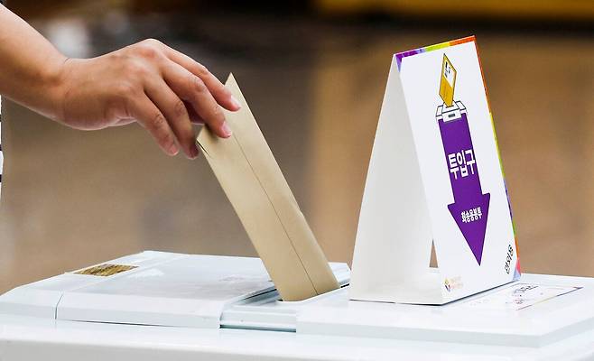 제8회 전국동시지방선거 사전투표 첫날인 2022년 5월 27일 부산 남구청 대강당에 마련된 대연제6동 사전투표소를 찾은 시민이 소중한 한 표를 행사하고 있다. 송봉근 기자