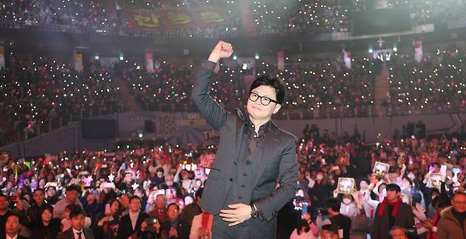 한동훈 전 국민의힘 대표가 2월 8일 서울 송파구 잠실실내체육관에서 열린 토크콘서트에서 주먹을 들어올리고 있다. [연합뉴스]