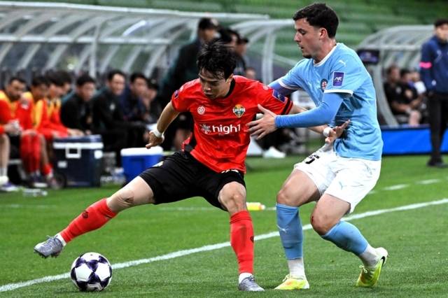 ▲ 강원FC 강준혁(왼쪽)이 18일 호주 멜버른 렉탱귤러 스타디움에서 열린 멜버른 시티 FC와 2025-2026 AFC 챔피언스리그 엘리트 리그 스테이지 동아시아 최종전에서 경합을 펼치고 있다. AFP/연합뉴스