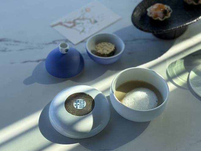 건강을 기원하는 복자가 새겨진 김희종 도예가의 백자합과 아뮤즈 부쉬 / 사진. ⓒ김현정