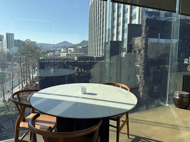 아라리오뮤지엄 건물인 공간 사옥을 바라보는 반대편 뷰 / 사진. ⓒ김현정