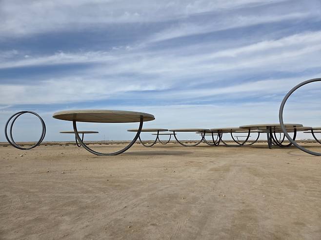 사막에 설치된 올라퍼 엘리아슨의 작품.