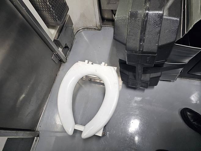 기관사가 운행 중 급한 상황에 대비해 사용하는 간이 화장실. 일회용 비닐을 깔고 응고 가루를 넣은 뒤 볼일을 보는 방식이다.