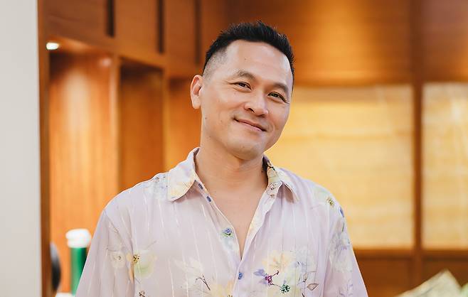 <셔터우의 세 자매>는 대만의 젊은 거장이라 불리는 작가 천쓰홍이 자신의 고향 장화현의 시골 마을 용징, 위안린, 셔터우를 배경으로 집필한 ‘장화현 삼부작’의 마지막 작품이다. 옛것과 새것이 불안하게 교차하는 시골이라는 공간에서 세 자매의 이야기가 기이하고 환상적으로 펼쳐진다. 민음사 제공