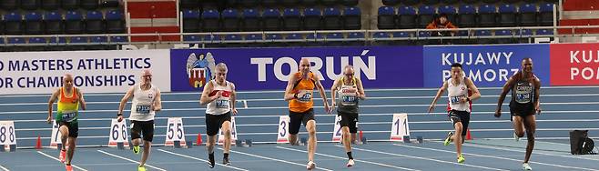 대구에서 2017년 열린 ‘세계마스터스 실내육상경기대회’에서 참가자들이 트랙을 달리고 있다. 대구시 제공
