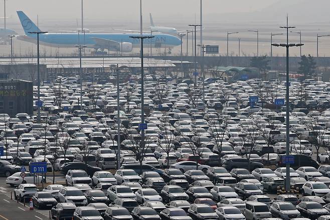 설 연휴를 앞둔 지난 12일 인천국제공항 주차장에 차들이 빼곡하게 주차돼 있다.  정효진 기자
