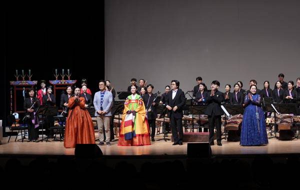 부산시립국악관현악단이 지난해 7월 선보인 ‘큰별쌤 최태성과 함께하는 역사 속 우리 음악 이야기’ 공연 모습. 부산문화회관 제공