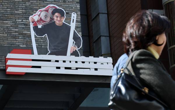 국민의힘이 오는 3·1절 새 당명 발표를 앞두고 당명 개정 작업을 마무리 중인 가운데 18일 서울 여의도 국민의힘 중앙당사 간판에 기존 당명을 지운 조형물이 설치돼 있다. 연합뉴스