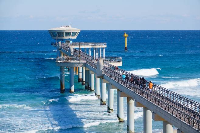 People walk towards National Ocean Science Museum’s underwater observatory in Jukbyeon-myeon, Uljin. [GNC 21]