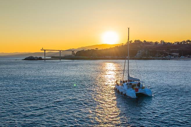 Yacht, operated by Uljin County Yacht School, heads toward Deunggisan Skywalk. [GNC 21]