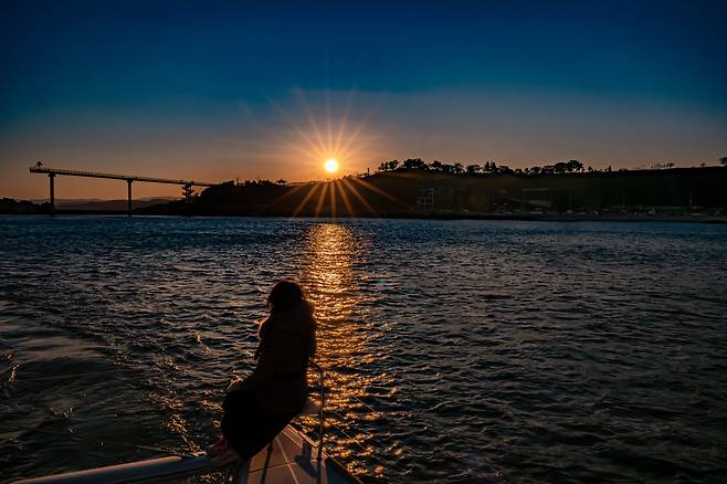 A sunset view from a boat drifting near Hupo Harbor [GNC 21]