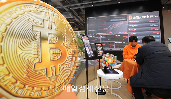 강남 빗썸 고객센터 앞 비트코인. [매경 DB]