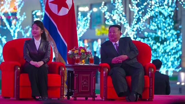 김정은 북한 국무위원장이 딸 주애와 김일성 주석 생일인 15일 평양 화성지구 3단계 1만세대 살림집(주택) 준공식에 참석했다.조선중앙TV 캡처