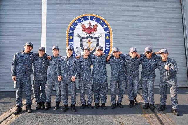 청해부대 46진 파병 임무 완수를 위해 전역을 연기한 박지성(맨 오른쪽) 병장 등 10명이 최영함 비행갑판에서 기념촬영을 하고 있다. 해군 제공/국방일보