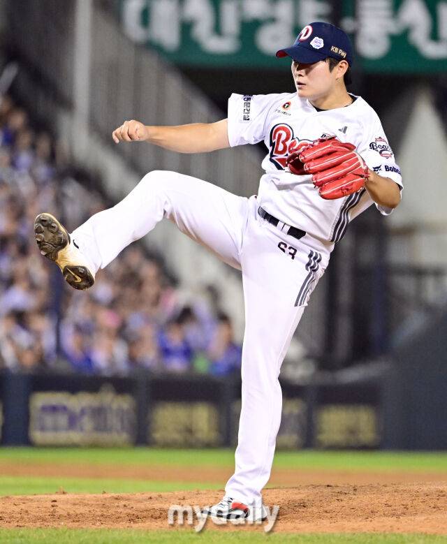 2025년 8월 28일 오후 서울 잠실구장에서 열린 '2025 신한 SOL뱅크 KBO 리그' 삼성 라이온즈와 두산 베어스의 경기. 두산 김택연이 9회초 구원등판해 역투하고 있다./마이데일리