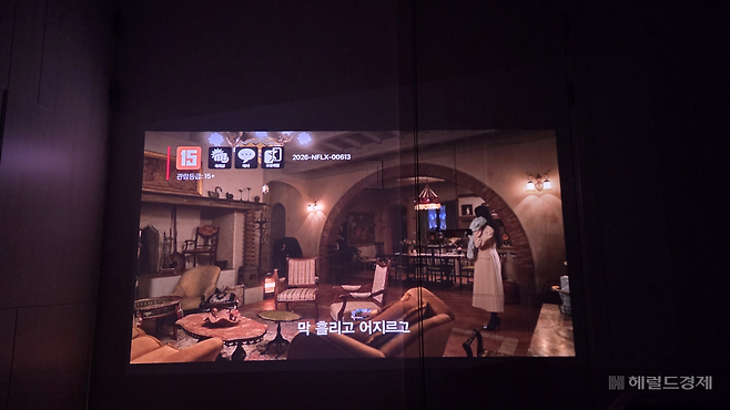 2026년형 LG 시네빔 큐브는 벽에 문고리, 콘센터 등의 장애물이 있어도, 유색의 벽지여도 선명하과 정확하게 색을 표현한다. 박지영 기자.