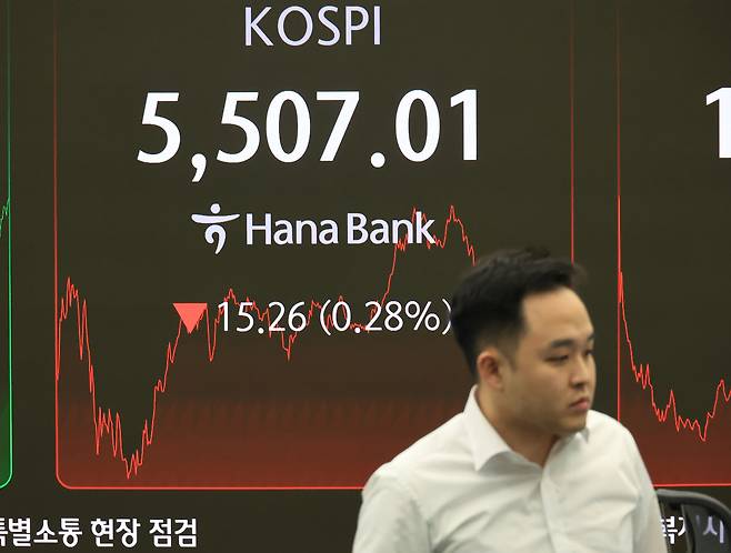 지난 13일 서울 중구 하나은행 본점에서 직원들이 업무를 보고 있다. [연합]