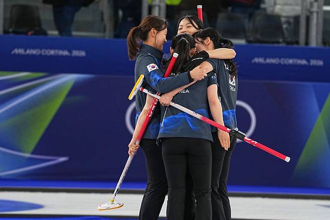 [코르티나담페초=AP/뉴시스] 한국 여자 컬링 대표팀이 16일(현지 시간) 이탈리아 코르티나담페초의 코르티나 컬링 올림픽 스타디움에서 열린 2026 밀라노·코르티나 동계올림픽 컬링 라운드로빈 6차전에서 중국을 물리친 뒤 자축하고 있다. 한국이 10-9로 재역전승을 거두고 4승2패를 기록했다. 2026.02.17.