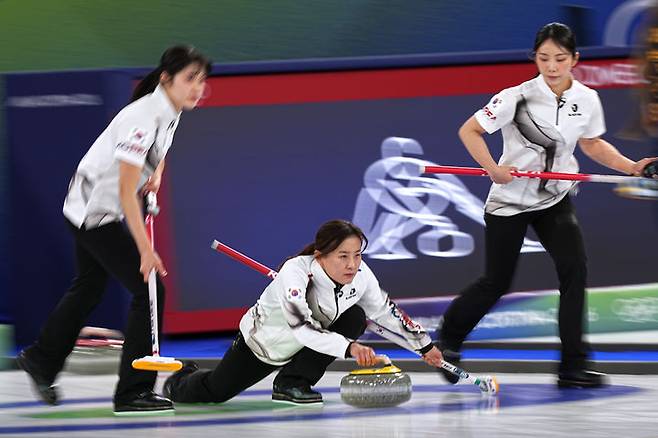 [코르티나담페초=AP/뉴시스] 스웨덴과 2026 밀라노·코르티나담페초 동계올림픽 여자 컬링 라운드로빈 8차전을 치르는 한국 여자 컬링 대표팀. 2026.02.18.