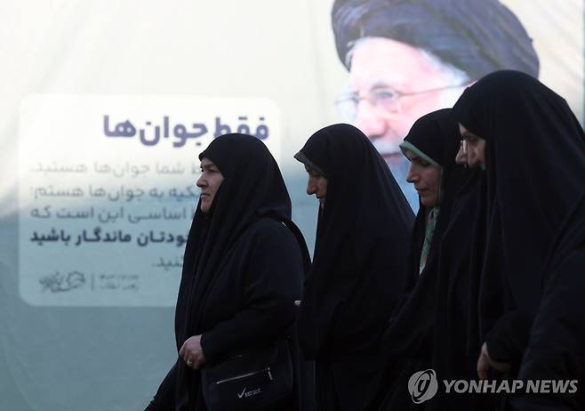 이란 여성들이 지난달 초 반정부 시위에서 살해된 사람들을 위한 추모식에 참석하기 위해 걸어가고 있다. [EPA=연합뉴스 제공]